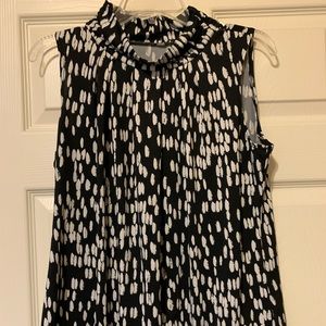 Women’s sleeveless crewneck, silky top